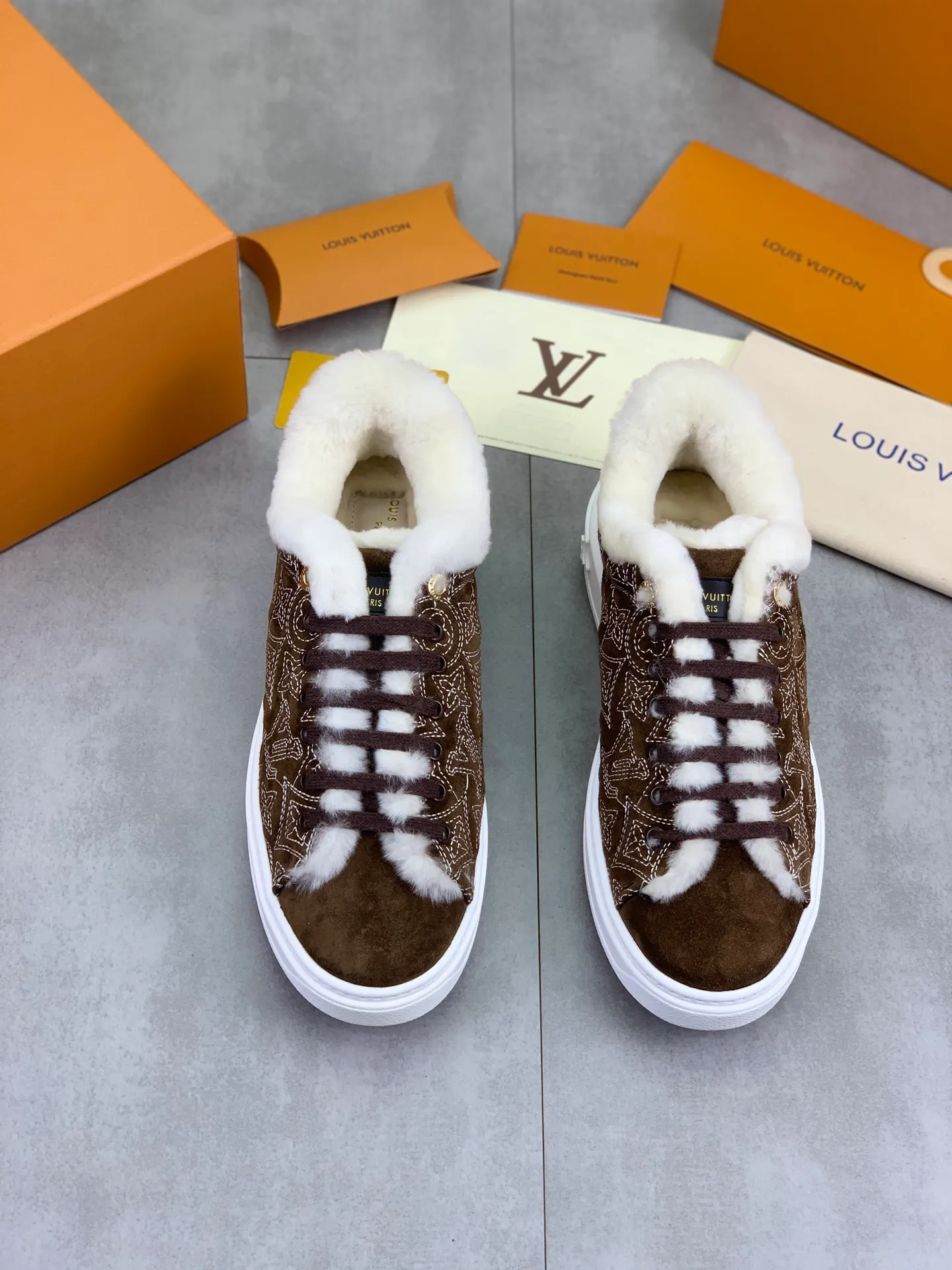 Factory price P740 Wool lining 💶 Top version [LOUIS VUITTON] Couple 🧑‍🤝‍🧑 Craftsman style Counter series (original order) New style 🍀LV Louis Vuitton - top version LV classic high-top trendy shoes! Made of imported original craft calfskin, original warm wool lining, and original wear-resistant, lightweight, high-end TPU outsole! High quality products! 3️⃣ colors available, code numbers: female 35-39, male 39-44 (female 40, male 45 46 customized)